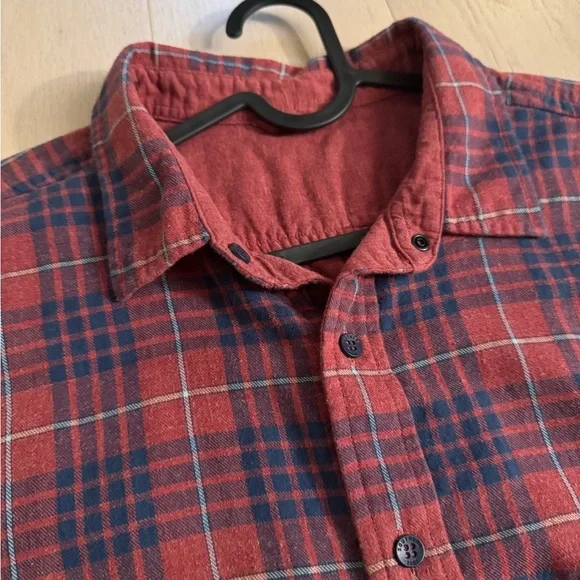 Men’s vineyard vines button down - Picture 3 of 3